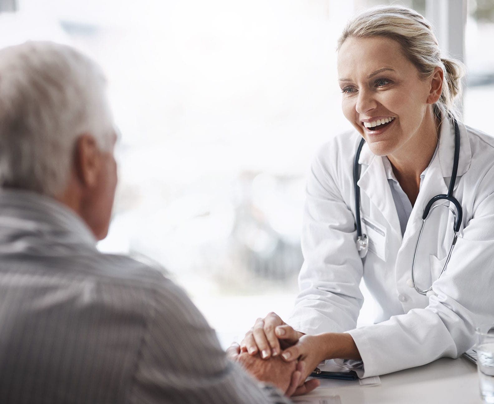 Doctora afable conversa con un paciente en su despacho, le coge la mano y le trata con respeto y con cariño, se ve que ha conectado con las dolencias de esta persona y que existe un compromiso profesional profundo para tratar su dolencia, gracias a esto a experiencia del paciente es mucho mejor, de este modo se pone en valor la cultura de primar la satisfacción del paciente mediante uno de los planes desarrollado por Medicalta - marketing sanitario para clínicas y clínicas dentales. Doctora afable conversa con un paciente en su despacho, le coge la mano y le trata con respeto y con cariño, se ve que ha conectado con las dolencias de esta persona y que existe un compromiso profesional profundo para tratar su dolencia, gracias a esto a experiencia del paciente es mucho mejor, de este modo se pone en valor la cultura de primar la satisfacción del paciente mediante uno de los planes desarrollado por Medicalta - marketing sanitario para clínicas y clínicas dentales.